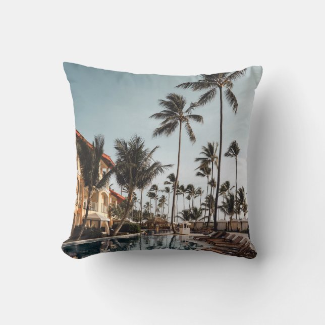 Liegestühle aus braunem Holz in der Nähe des Pools Kissen (Vorderseite)