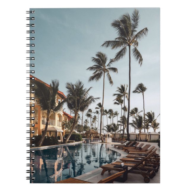 Liegestühle aus braunem Holz in der Nähe des Pools Notizblock (Vorderseite)