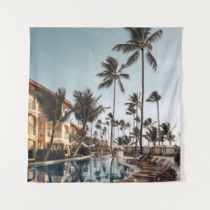 Liegestühle aus braunem Holz in der Nähe des Pools Wandteppich