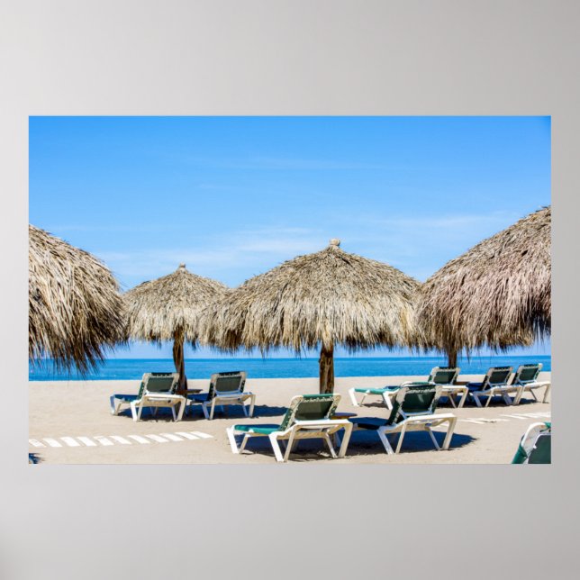 Liegestühle und Sonnenschirme aus Thatch am Strand Poster (Vorne)