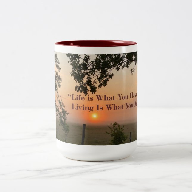 Life and Living Motivational Saying Zweifarbige Tasse (Mittel)