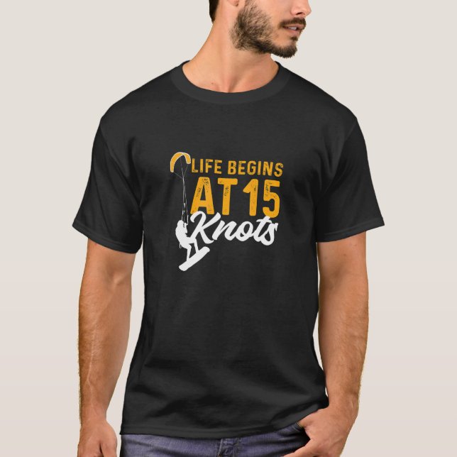 Life Begins At 15 Knots Kiteboarding Kitesurfing T-Shirt (Vorderseite)