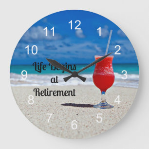 Life Begins at Retirement, frosty drink on beach Große Wanduhr