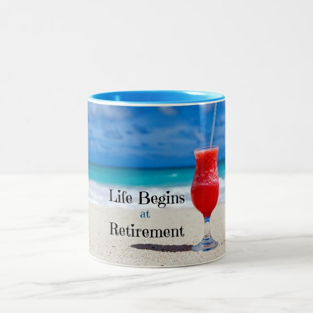 Life Begins at Retirement Zweifarbige Tasse (Mittel)