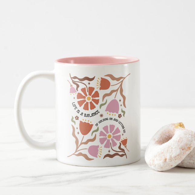 Life Is A Balance Of Holding Boho Wildflower Quote Zweifarbige Tasse (Mit Donut)