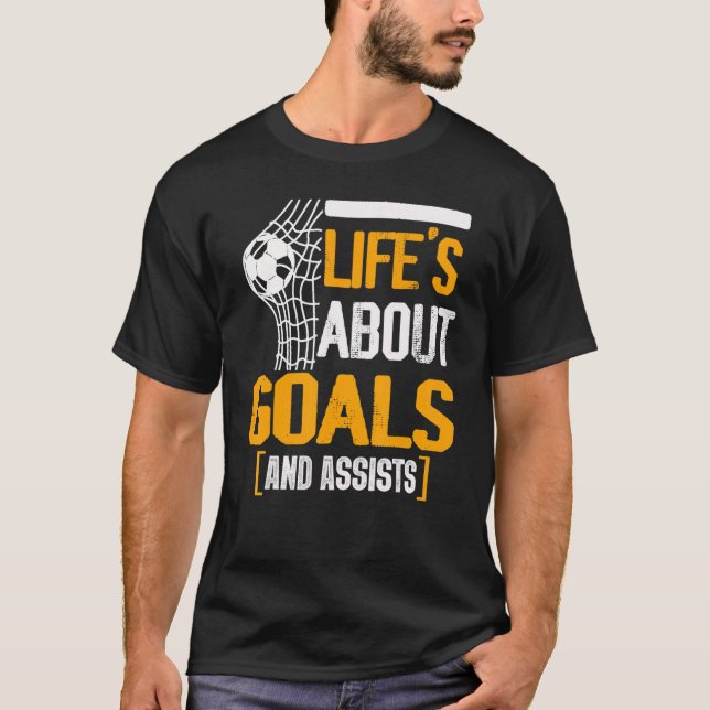 Life Is About Goals And Assists Futbol Soccer 11 T-Shirt (Vorderseite)