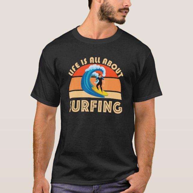Life Is All About Surfing SurfBoard Wave Beach Sum T-Shirt (Vorderseite)