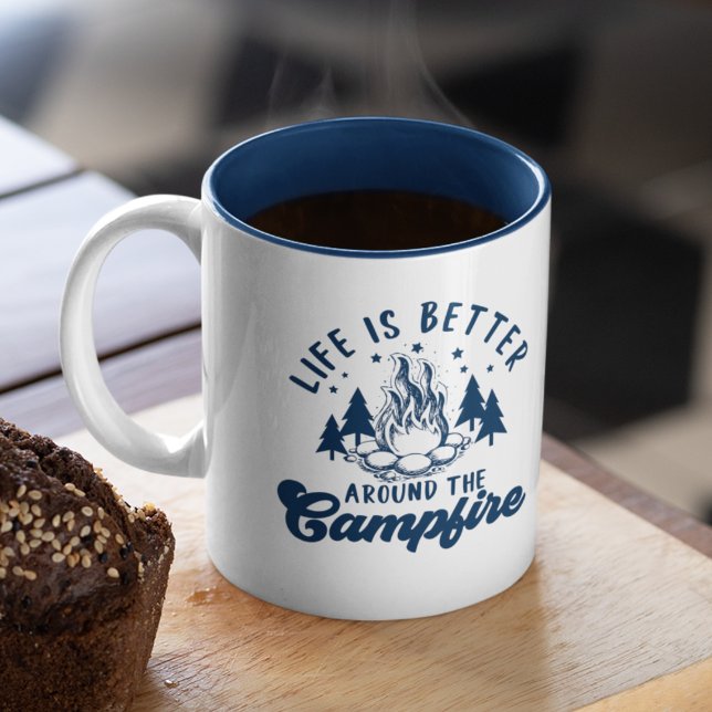 Life is Better Around the Campfire Funny Camping Zweifarbige Tasse (Von Creator hochgeladen)