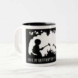 Life Is Better By The Campfire Zweifarbige Tasse