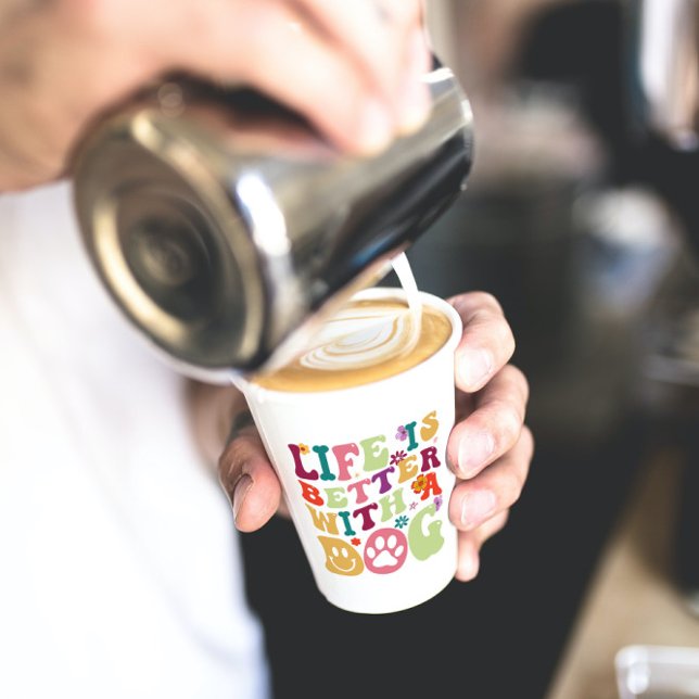 Life is better with a dog-groovy typography design pappbecher (Von Creator hochgeladen)