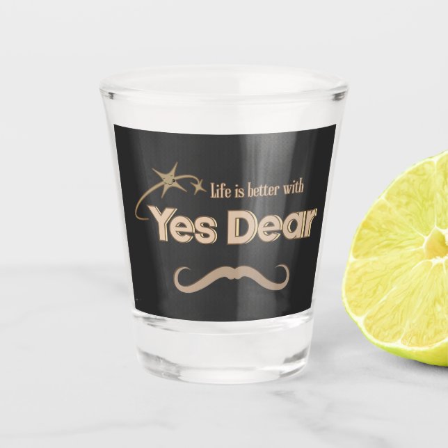 Life Is Better With “Yes Dear” –  Marriage Humor Schnapsglas (Vorderseite)