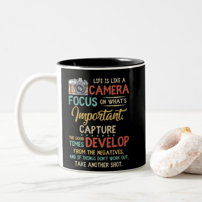 Life Is Like A Camera Focus On What's Important Zweifarbige Tasse (Mit Donut)