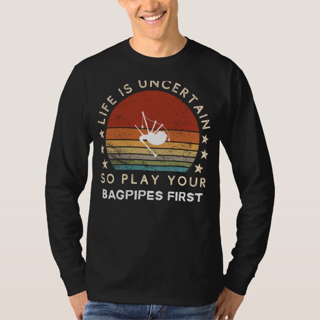 Life is Uncertain Play Your Bagpipes First Funny T T-Shirt (Vorderseite)