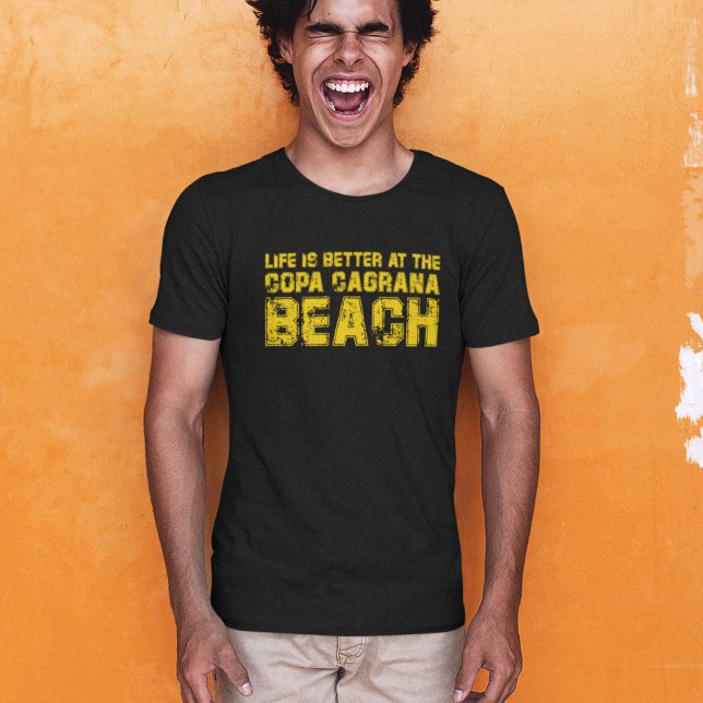Life ist better at the beach of Copa Cagrana T-Shirt (Dieses schwarze T-Shirt mit dem gelben Slogan vermittelt  das Gefühl von Sonne, Sand und Freizeit.)