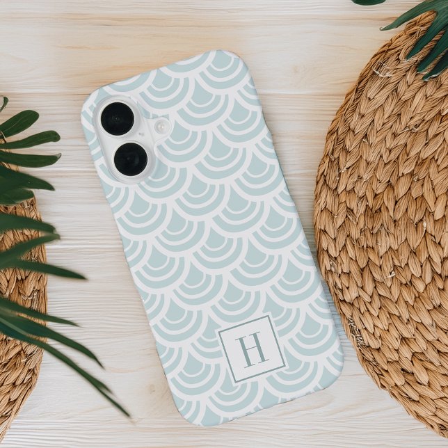 Light Aqua Fishscale Muster Monogram iPhone 16 Hülle (Von Creator hochgeladen)