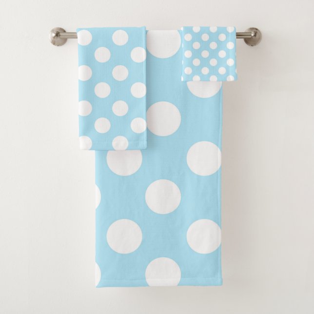 Light Baby Blue & White Polka Dots Dot Badhandtuch Set (Insitu)
