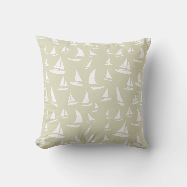 Light Beige mit White Sailboats Nautical Sailing Kissen (Vorderseite)