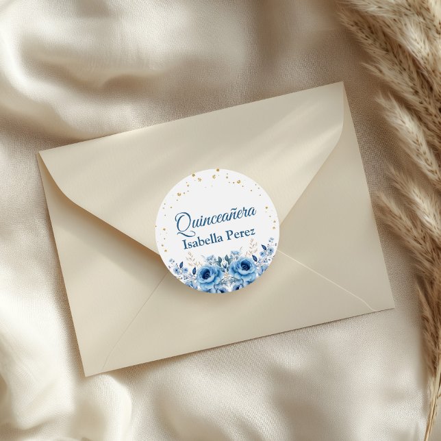 Light Blue Floral and Gold Glitzer Quinceanera Runder Aufkleber (Light Blue Floral and Gold Glitter Quinceanera Classic Round Sticker on an elegant envelope.)