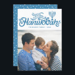 Light Blue Happy Hanukkah Handschrift Foto Feiertagskarte<br><div class="desc">Light Blue Happy Hanukkah Hand Letted Foto Holiday Card | Senden Sie Hanukkah Grüße an Familie und Freunde mit dieser anpassbaren Ferienwohnung-Karte. Es zeigt hellblaues,  handgeschriebenes Skript mit menorah-Abbildung. Andere Farben sind verfügbar.</div>