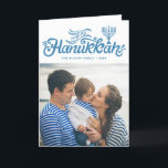 Light Blue Happy Hanukkah Handschrift Foto Feiertagskarte<br><div class="desc">Light Blue Happy Hanukkah Hand Letted Foto Holiday Card | Senden Sie Hanukkah Grüße an Familie und Freunde mit dieser anpassbaren Urlaubskarte. Es zeigt hellblaues,  handgeschriebenes Skript mit menorah-Abbildung. Andere Farben sind verfügbar.</div>