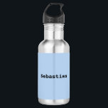 Light Blue Minimalistisch Einfache Personalisierte Edelstahlflasche<br><div class="desc">Diese Edelstahl-Wasserflasche zeichnet sich durch ein elegantes,  minimalistisches Design aus. Klicken Sie einfach auf "Personalisieren",  um den Namen Ihrer Wahl hinzuzufügen,  und es wird in der Mitte des Designs auf einem blauen Hintergrund angezeigt. Sie können das Ergebnis vor dem Auschecken sehen.</div>