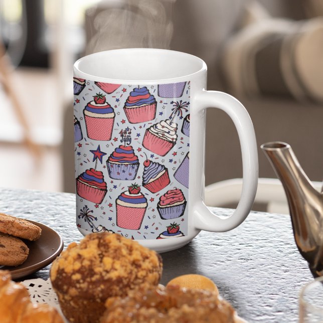 Light Blue Patriotic 4. Juli handGezeichnet Cupcak Kaffeetasse (Fun Hand-Drawn Red White and Blue July 4th Cupcakes with Festive Toppers, Strawberries & Cherries.)