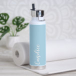Light Blue Personalisiert Wedding Bridesmaid Trinkflasche<br><div class="desc">Gönnen Sie Ihrer Hochzeitsjury oder Ihrer Trauzeugin diese trendige,  vakuumisolierte Wasserflasche,  die ihren Namen in weißem,  stylisiertem Schrift auf einem hellblauen Hintergrund hat,  der zu Ihrem Hochzeitsfarbenschema passt. Stellen Sie die Flasche nach Belieben durch Bearbeiten und Ersetzen des Namens durch Ihren eigenen Namen ein. Wählen Sie Ihre Wasserflasche.</div>