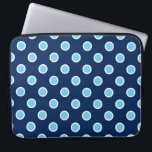 Light Blue Polka Dots auf dunkelblauem Laptop-Sieb Laptopschutzhülle<br><div class="desc">Behalt deinen Laptop-Safe mit einem Reißverschluss-Neopren-Ärmel mit hellblauen Polka-Punkten auf dunkelblauem Hintergrund in Weiß. Digitales Bild. Copyright © 2015 Claire E. Skinner. Alle Rechte vorbehalten.</div>
