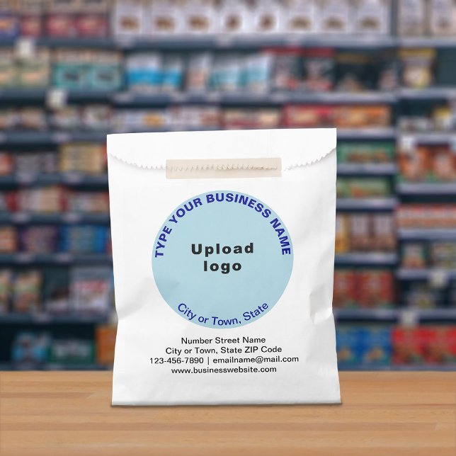 Light Blue Round Business Brand auf Papiertüte Geschenktütchen (Paper bag with light blue round business branding displayed in a store)