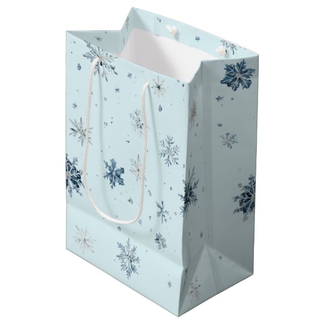 Light Blue Snowflakes Christmas Mittlere Geschenktüte (Vorderseite Schrägansicht)