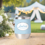 Light Blue Stylized Wedding Trauzeuge Name<br><div class="desc">Gönnen Sie Ihrem Hochzeitsreisenden einen Trauzeuge mit diesem personalisierten Edelstahl-Edelstahlwascher,  der in einem weißen,  ovalen Design in einem stilisierten Drehbuch seinen Namen trägt. Hintergrundfarbe und Skript ist ein hellblau. Personalisieren Sie Ihren Weinwäscher,  indem Sie den Namen mit dem gewünschten Namen bearbeiten und ersetzen. Erhältlich in vielen beliebten Hochzeitsfarben.</div>