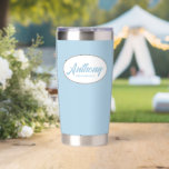 Light Blue Stylized Wedding Trauzeuge Name Thermobecher<br><div class="desc">Verschenken Sie Ihren Trauzeuge mit diesem trendigen und personalisierten,  rostfreien Edelstahl,  Thermalwäscher mit seinem Namen in stilisierter Schrift in einem weißen ovalen Design. Hintergrund und Skript sind eine hellblaue Farbe. Personalisieren Sie Ihren thermischen Schuster,  indem Sie den Namen des Trauzeugen mit dem gewünschten Namen bearbeiten und ersetzen.</div>