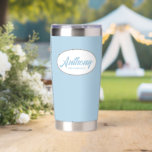 Light Blue Stylized Wedding Trauzeuge Name Thermobecher<br><div class="desc">Verschenken Sie Ihren Trauzeuge mit diesem trendigen und personalisierten,  rostfreien Edelstahl,  Thermalwäscher mit seinem Namen in stilisierter Schrift in einem weißen ovalen Design. Hintergrund und Skript sind eine hellblaue Farbe. Personalisieren Sie Ihren thermischen Schuster,  indem Sie den Namen des Trauzeugen mit dem gewünschten Namen bearbeiten und ersetzen.</div>