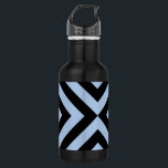 Light Blue und Black Chevrons Trinkflasche<br><div class="desc">In diesem gewagten,  originellen geometrischen Muster konvergieren sich abwechselnde hellblaue und schwarze Chevronen. Digitales Bild. Copyright © 2014 Claire E. Skinner. Alle Rechte vorbehalten.</div>