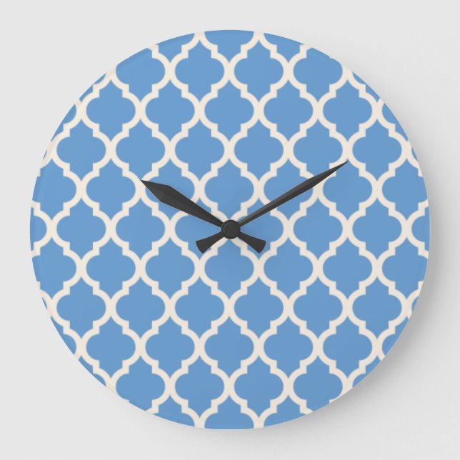 Light Blue und Off White Quatrefolie Große Wanduhr (Vorderseite)