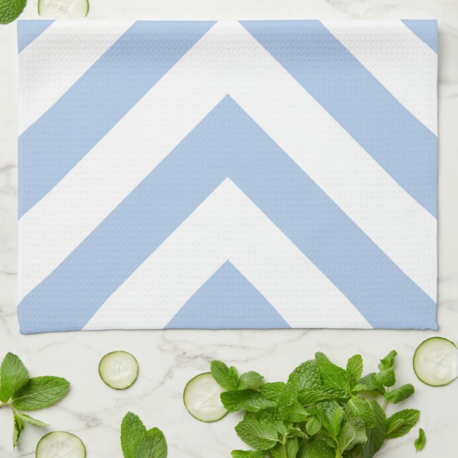 Light Blue und White Chevrons Handtuch (Gefaltet)