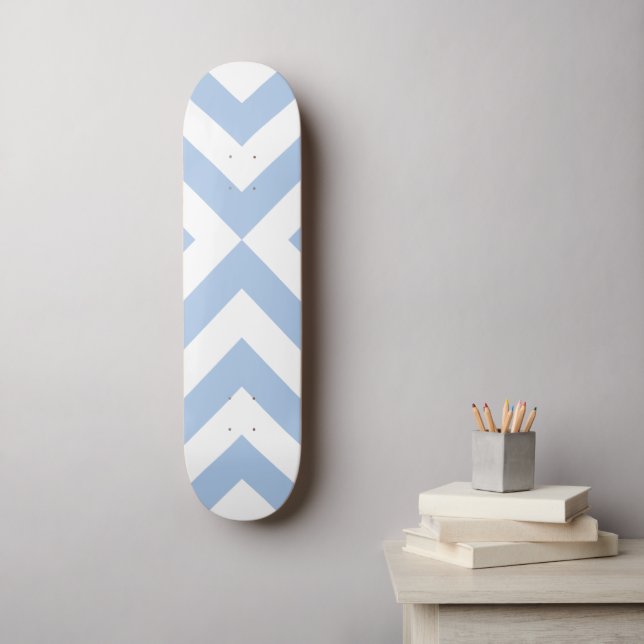 Light Blue und White Chevrons Skateboard (Wandkunst)