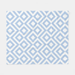 Light Blue und White Meander Fleecedecke