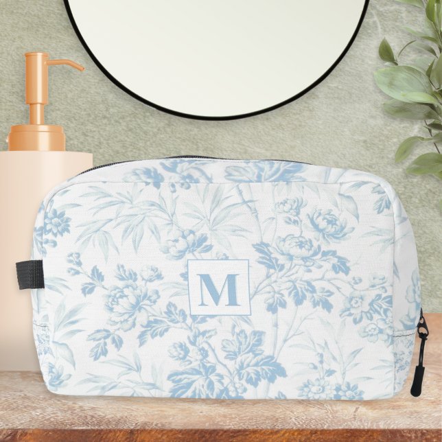 Light Blue Vintag Floral Gemustert Elegante Hübsch Waschbeutel (A pretty light blue floral monogrammed dopp kit)