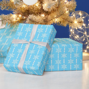 Light Blue & White Christmas Snowflakes Geschenkpapier