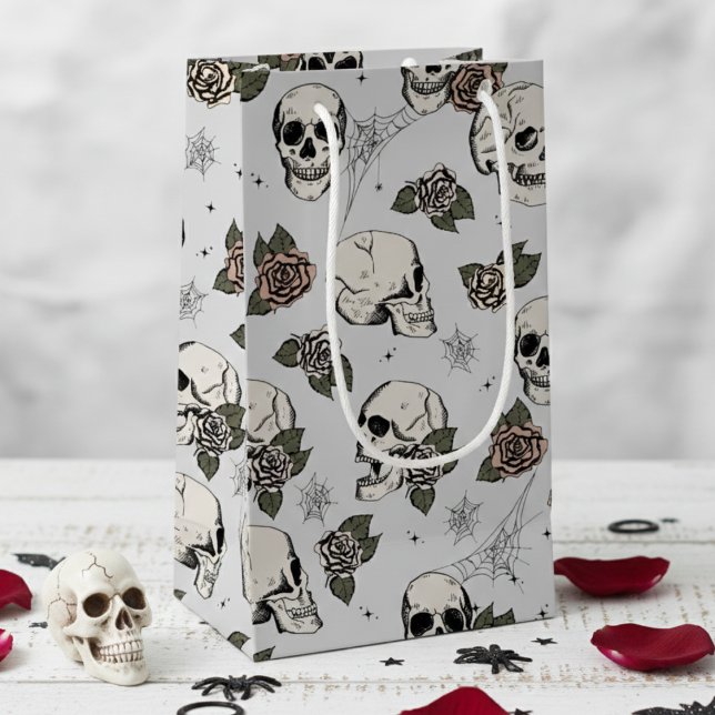 Light Gray Elegant Dark Halloween Skull Kleine Geschenktüte (Cool Light Gray Floral Black Skulls. Elegant Gothic Halloween & Dia de los Muertos Gift Bags for Her)