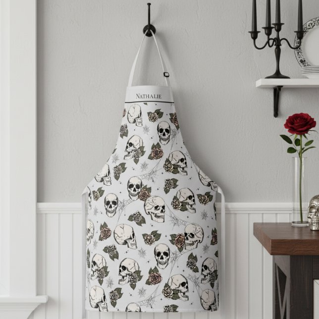 Light Gray Gothic Skulls and Rose Individuelle Nam Schürze (Gothic Halloween or Dia de los Muertos Floral Skull Apron for Her. Skulls, Roses & Webs Fall Pattern)