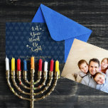 Light Heart Menorah Personalisiert Hanukkah Foto<br><div class="desc">Diese blaue Karte mit den menorah-Muster Set aus der Goldfolie "Lass dein Herz leicht sein" und kann mit beliebigen Namen oder Botschaften personalisiert werden. Auf der Rückseite befindet sich Ihr vollformatiges Foto.</div>