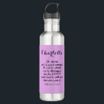 Light Lila Courage Bible Verse Individuelle Name Edelstahlflasche<br><div class="desc">Diese wunderschöne lila Wasserflasche zeigt den wunderbaren Bibelvers von Joshua 1:9 und lässt sich leicht mit dem Namen des Empfängers anpassen.</div>