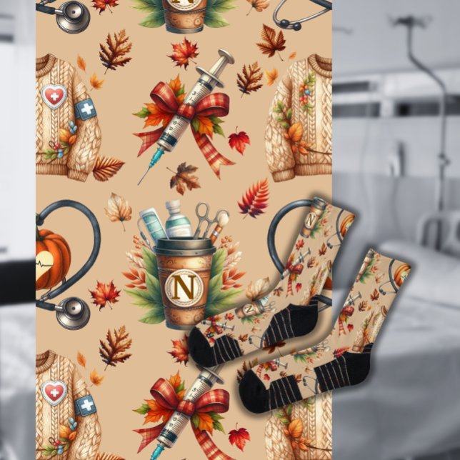 Light Mocha Monogram Nurse Essentials Crew Socks Socken (Von Creator hochgeladen)