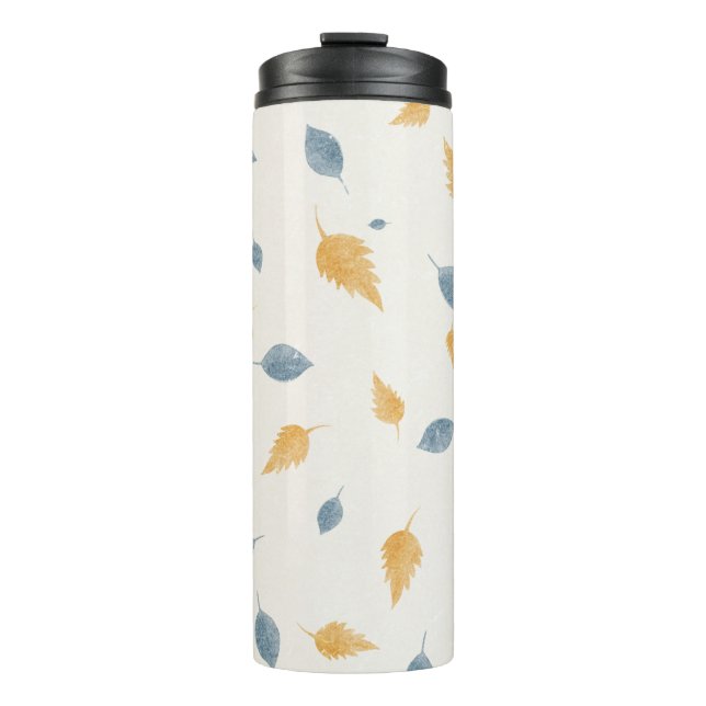 Light Pastel Blue and Brown Autumn Leaves Pattern Thermosbecher (Vorderseite)