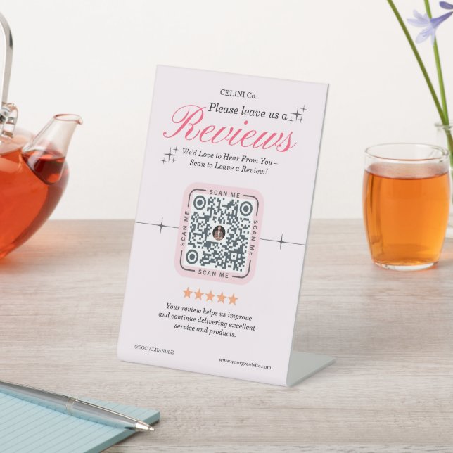 Light Pink QR Code Pedestzeichen - Feminine Custom Sockelschild (In SItu)
