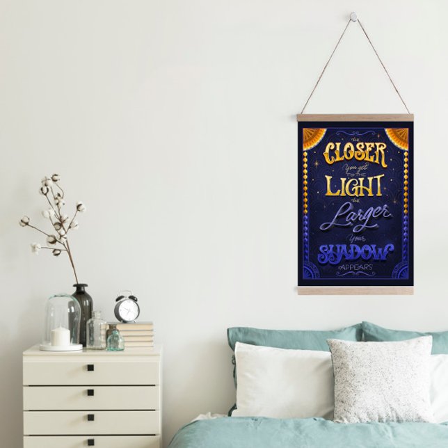 Light & Shadow Inspirational Quote Wandteppich Mit Holzrahmen (Von Creator hochgeladen)