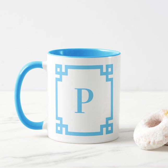 Light Sky Blue Greece Key Border Monogram Tasse (Mit Donut)