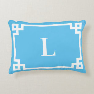 Light Sky Blue und White Greece Key Border Monogra Dekokissen